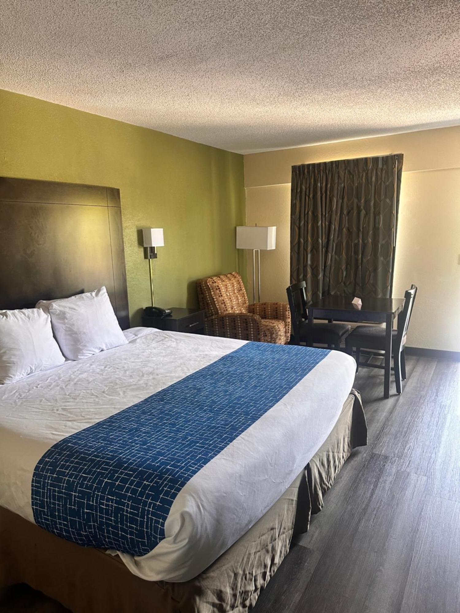 Travelodge By Wyndham Clarksville Exterior photo
