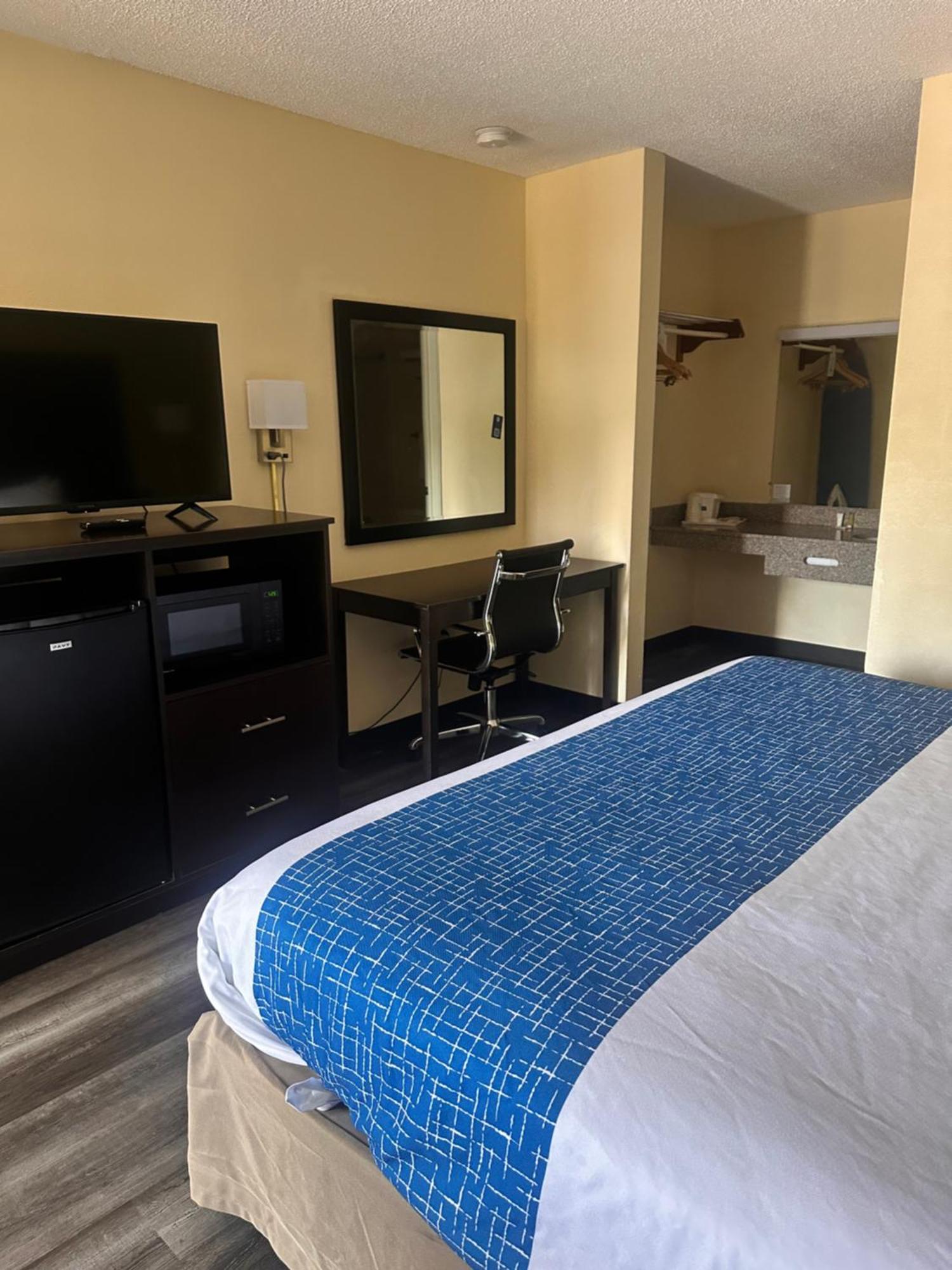 Travelodge By Wyndham Clarksville Exterior photo