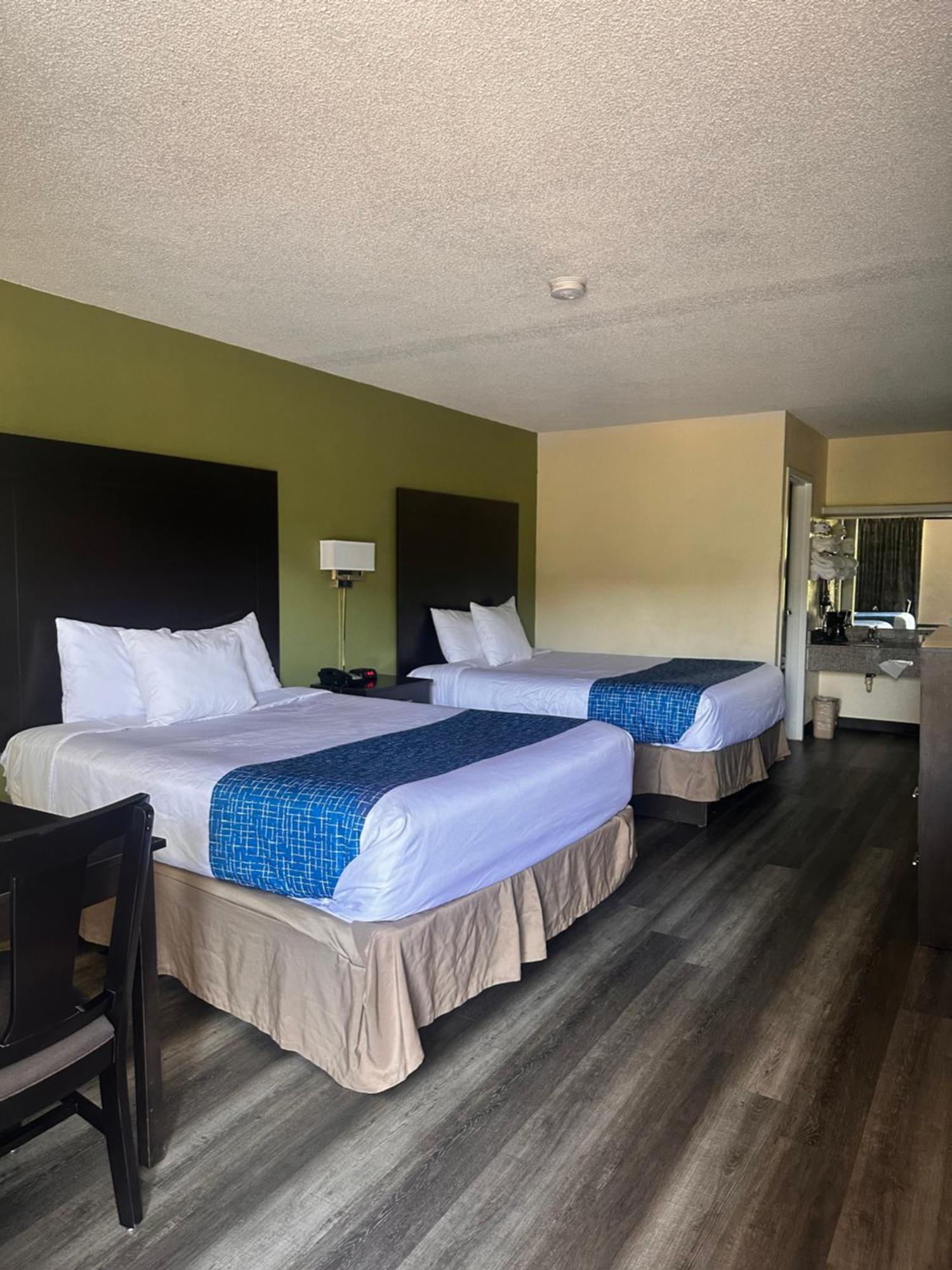 Travelodge By Wyndham Clarksville Exterior photo